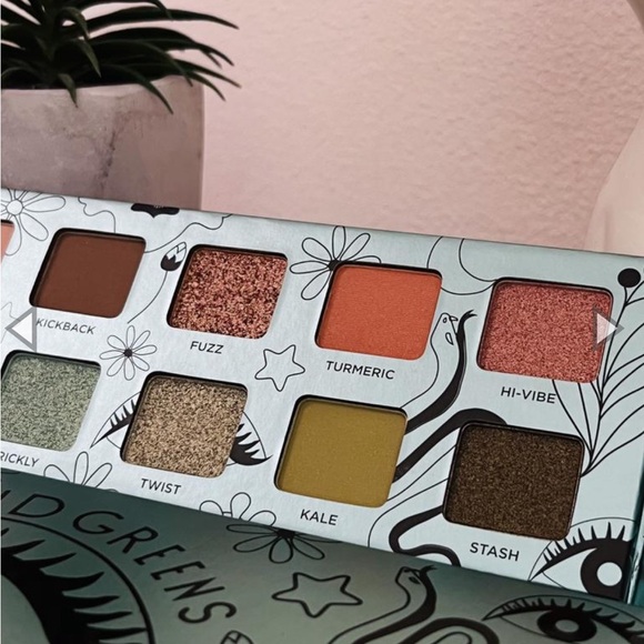 TRADED 💖 Urban Decay Wild Greens Eyeshadow Palette - Picture 5 of 10